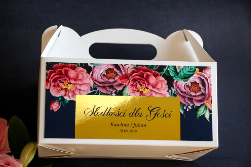 Pudełko na Ciasto Weselne ze złoceniem. Granatowa grafika z różowymi piwoniami i różami z dodatkiem zielonych liści