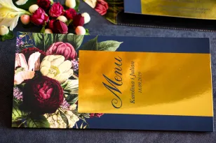 Złocone Menu weselne, granatowa grafika z dodatkiem bukietu burgundowych i różowych kwiatów - Laura nr 1