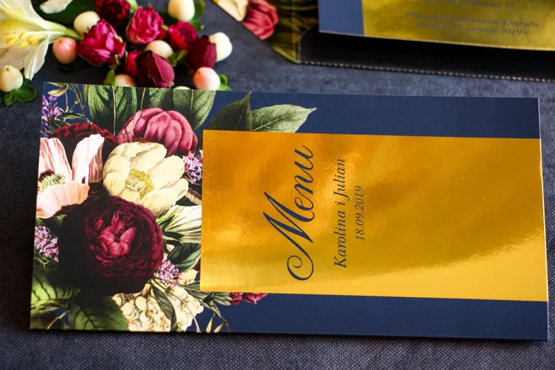 Złocone Menu weselne, granatowa grafika z dodatkiem bukietu burgundowych i różowych kwiatów - Laura nr 1 Złocone Menu weselne, granatowa grafika z dodatkiem bukietu burgundowych i różowych kwiatów - Laura nr 1