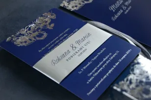 Elegantes Marineblau – silberne Hochzeitseinladungen im Glamour-Stil mit silbernem Perlenband