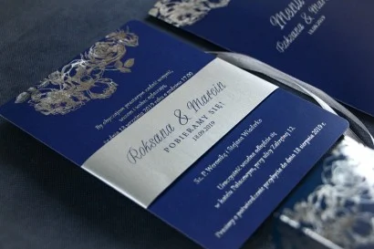 Eleganckie, Granatowe i Srebrne Zaproszenia Weselne glamour z perłową opaską | Unikalne ślubne zaproszenia