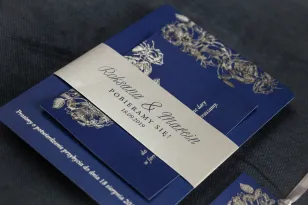 Eleganckie granatowo – srebrne zaproszenia ślubne w stylu glamour ze srebrną, perłową opaską oraz bilecikiem