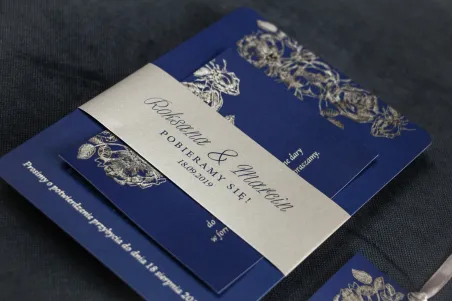 Eleganckie granatowo – srebrne zaproszenia ślubne w stylu glamour ze srebrną, perłową opaską oraz bilecikiem