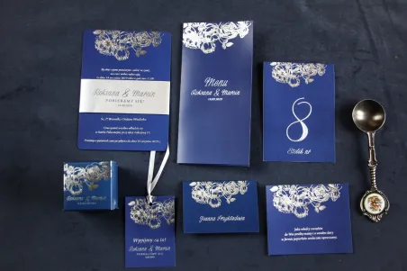 Zestaw próbny - Eleganckie granatowo – srebrne zaproszenia ślubne w stylu glamour ze srebrną, perłową opaską