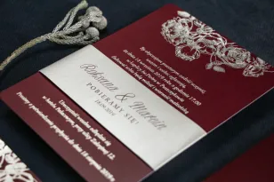 Elegante burgunderrote und silberne Hochzeitseinladungen im Glamour-Stil mit silbernem Perlenband