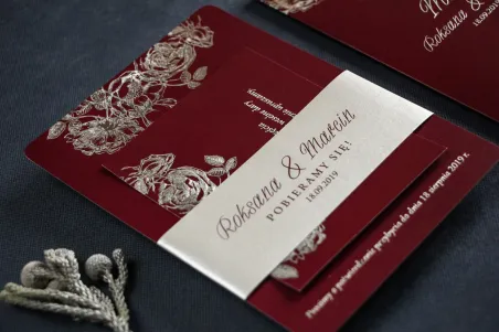 Eleganckie bordowo – srebrne zaproszenia ślubne w stylu glamour ze srebrną, perłową opaską oraz bilecikiem