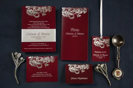 Eleganckie bordowo – srebrne zaproszenia ślubne w stylu glamour ze srebrną, perłową opaską - Zestaw próbny