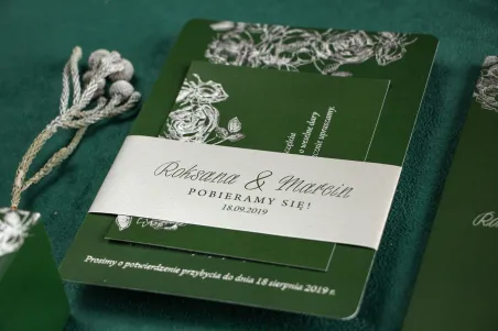 Eleganckie zielono – srebrne zaproszenia ślubne w stylu glamour ze srebrną, perłową opaską oraz bilecikiem