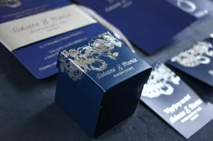 Marineblau und silber Süße Schachtel für Gäste mit versilberten Aufschriften als Dankeschön an die Gäste.