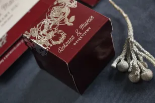 Bordowo – srebrne Pudełeczko na słodkości dla gości ze srebrzonymi napisami jako podziękowania dla gości.