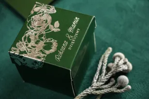Zielono – srebrne Pudełeczko na słodkości dla gości ze srebrzonymi napisami jako podziękowania dla gości.