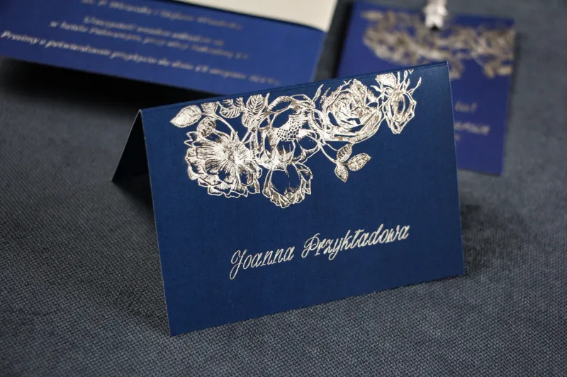 Granatowo - Srebrne Winietki na stół weselny w stylu Glamour ze srebrzeniem