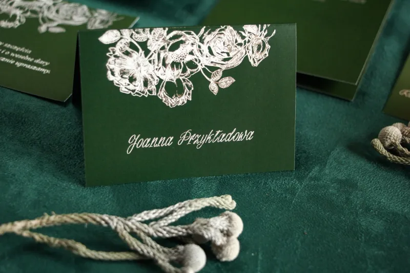 Zielono - Srebrne Winietki na stół weselny w stylu Glamour ze srebrzeniem