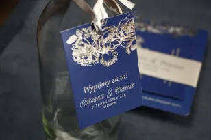 Granatowo – Srebrne zawieszki na butelki weselne ze srebrzeniem w stylu Glamour.