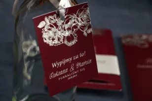 Bordowo – Srebrne zawieszki na butelki weselne ze srebrzeniem w stylu Glamour.