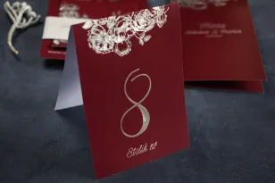 Bordowo - Srebrne Numery Stolików weselnych w stylu Glamour ze srebrzeniem