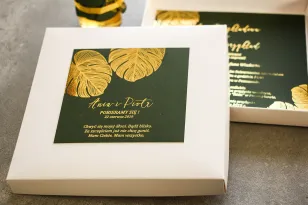 Zaproszenia ślubne glamour w pudełku – połączenie eleganckiego pudełka z zielenią i złoconymi liśćmi monstery