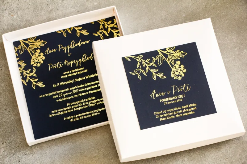 Granatowe zaproszenia ślubne glamour w pudełku – połączenie eleganckiego pudełka z granatem i złoconymi gałązkami