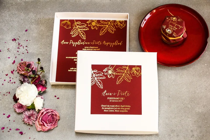 Bordowe zaproszenia ślubne glamour w pudełku – połączenie eleganckiego pudełka z kolorem bordowym i złoconymi gałązkami