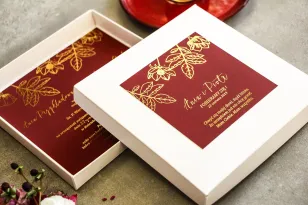 Bordowe zaproszenia ślubne glamour w pudełku – połączenie eleganckiego pudełka z kolorem bordowym i złoconymi gałązkami