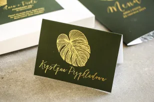 Vergoldete Hochzeitsvignetten im Glamour-Stil. Eine elegante Kombination aus Grün und vergoldeten Monstera-Blättern