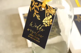 Złocone Zawieszki na butelki weselne w stylu Glamour. Eleganckie połączenie granatu ze złoconymi gałązkami