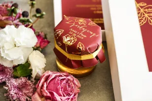 Słoiczek z miodem - podziękowanie dla gości w stylu Glamour. Eleganckie połączenie bordo ze złoconymi gałązkami