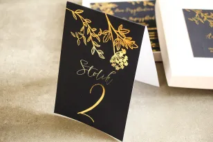 Złocone Numery stolików w stylu Glamour. Eleganckie połączenie granatu ze złoconymi gałązkami