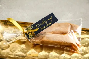 Danke an die Gäste in Form von süßem Fudge. Elegante Kombination von Granat mit vergoldeten Zweigen