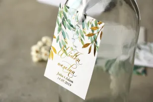 Weiß-grüne Alkoholanhänger mit Maiglöckchen und vergoldeten Zweigen im Glamour-Stil