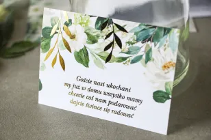 Weiß und grün Ticket für Hochzeitseinladungen mit vergoldeten Zweigen im Glamour-Stil, Motiv aus zarten, weißen Blumen und Grün