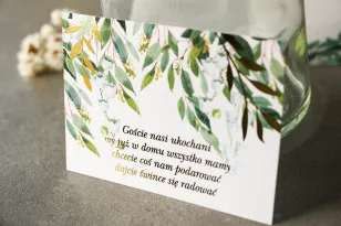 Weiß und Grün Ticket für Hochzeitseinladungen mit Maiglöckchen und vergoldeten Zweigen im Glamour-Stil