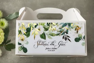 Biało-zielone pudełko na ciasto weselne ze złoconymi gałązkami w stylu glamour, motyw delikatnych, białych kwiatów i zieleni