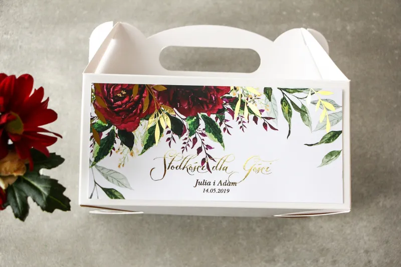 Bordowe pudełko na ciasto weselne ze złoconymi gałązkami w stylu glamour, motyw bordowych piwonii z zielonymi gałązkami