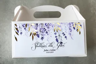 Fioletowe pudełko na ciasto weselne z wrzosami i złoconymi gałązkami w stylu glamour