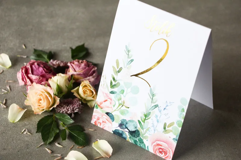 Różowe Numery stołów weselnych ze złoconymi gałązkami w stylu glamour, motyw delikatnych, różowych piwonii z eukaliptusem Różowe Numery stołów weselnych ze złoconymi gałązkami w stylu glamour, motyw delikatnych, różowych piwonii z eukaliptusem