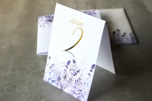 Lila Hochzeitstischnummern mit Heidekraut und vergoldeten Zweigen im Glamour-Stil