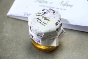 Glas Honig - ein süßes Dankeschön an die Hochzeitsgäste. Purpurkäppchen mit vergoldeten Aufschriften und Heidekraut