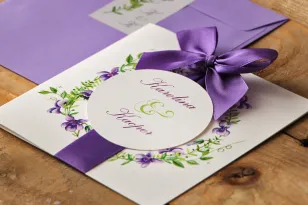 Hochzeitseinladung mit Schleife und buntem Umschlag - Aquarelle Nr. 7 - Lila Veilchen