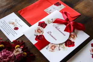 Hochzeitseinladungen im bunten Umschlag - Burgunder-Hochzeitseinladungen mit cremefarbenen und burgunderfarbenen Rosen