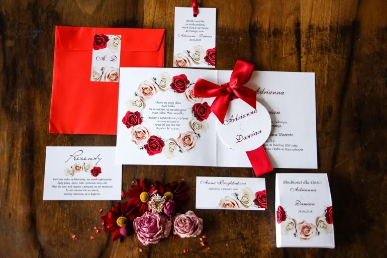 Romantyczne Zaproszenia z Różami w Kolorze Bordowym | Eleganckie Weselne Zawiadomienia