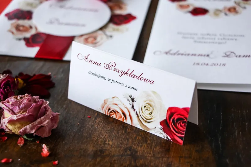 Bordowe Winietki ślubne z kremowymi i bordowymi różami