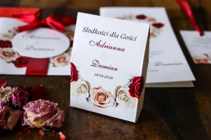 Pudełeczko na słodkości jako podziękowania dla gości weselnych - Wzór z kremowymi i bordowymi różami