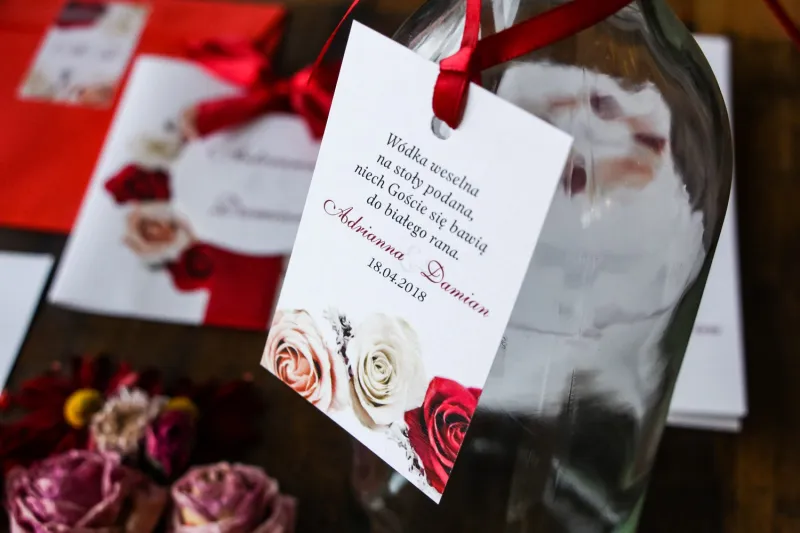 Zawieszki na butelki weselne. Grafika z kremowymi i bordowymi różami