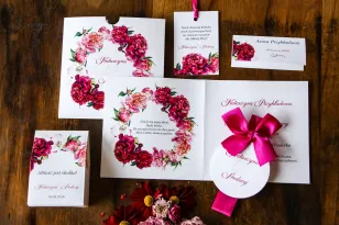 Amarantowe zaproszenia ślubne z różowymi i amarantowymi piwoniami. Odcienie mocnego różu