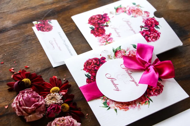 Amarantowe zaproszenia ślubne z różowymi i amarantowymi piwoniami. Odcienie mocnego różu