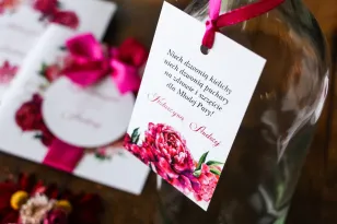 Kleiderbügel für Hochzeitsflaschen. Grafiken mit rosa und Amaranth-Pfingstrosen. Kräftige Rosatöne