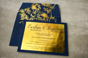 Granatowe zaproszenia ślubne ze złoceniem grafiki róż oraz elegancka, granatowa koperta ze złoceniem