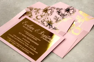 Różowe zaproszenia ślubne ze złoceniem grafiki róż oraz elegancka, różowa koperta ze złoceniem