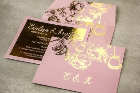 Różowe zaproszenia ślubne ze złoceniem grafiki róż oraz elegancka, różowa koperta ze złoceniem